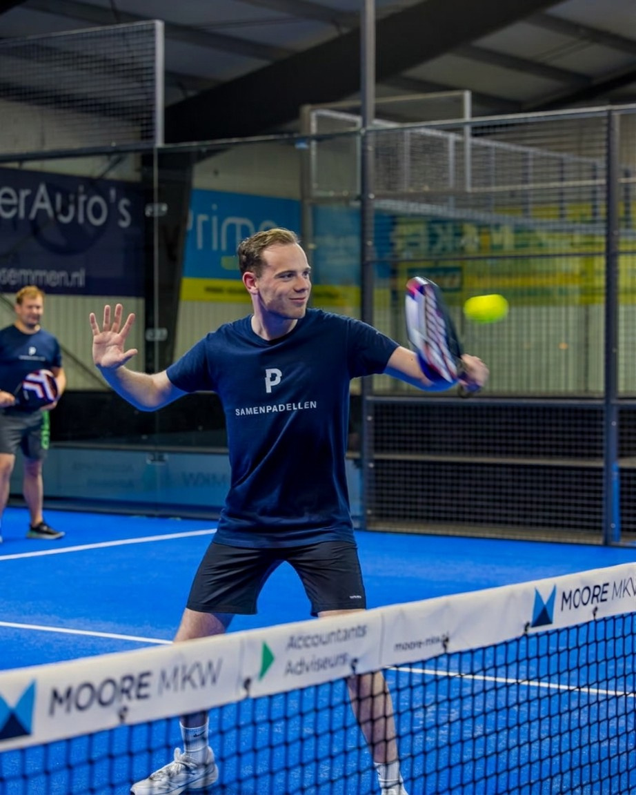 Speler slaat een volley aan het net